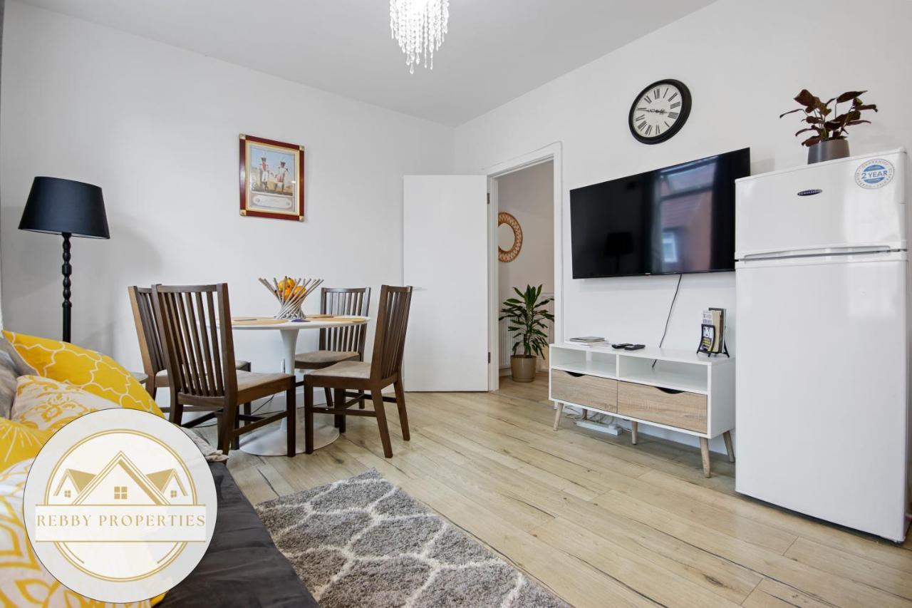 2 Bed Home In East London-Sleeps 5-Great Transport Links & Location Exterior photo